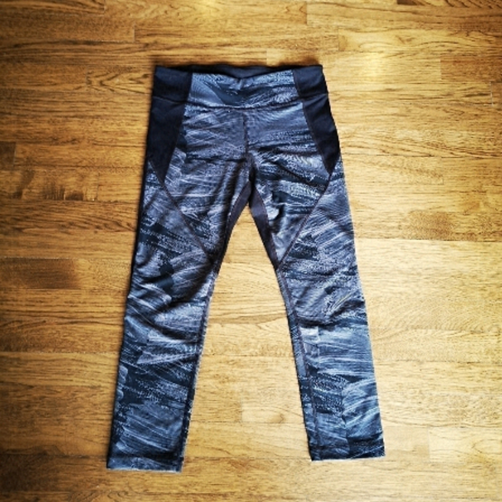 𝅺Under Armour Black Grey Cropped Leggings Sm